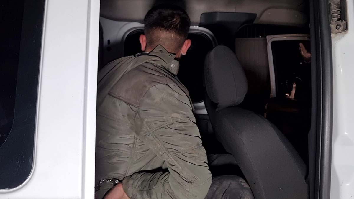 Gözaltına alınan şüpheli, Beş Ocak Polis Merkezi'ne götürüldü