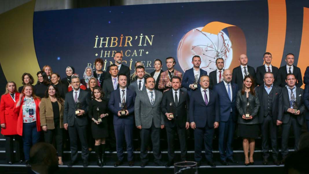 " Son çeyrekte yüzde 7,4 büyüdük, ikinci çeyrekte 21,7 büyüdük, ilk çeyrekte yüzde 7 büyüdük, seneyi yüzde 10 civarında büyüme ile kapatacağız"