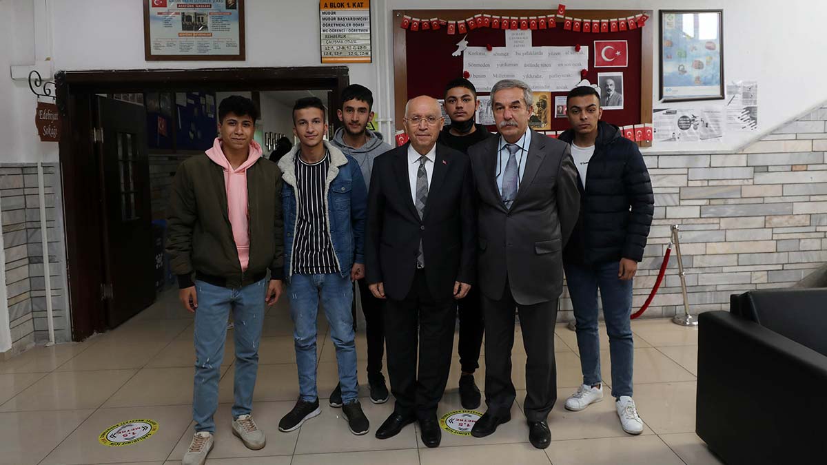 Fethi Yaşar Mustafa Kemal Anadolu Lisesi'ni ziyaret etti