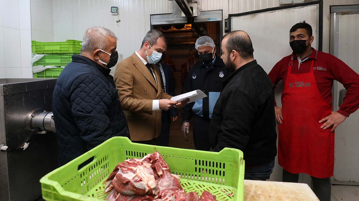 Yenimahalle zabıta ekipleri, ilçe sakinlerinin evde kurduğu yılbaşı sofrası zehir olmasın diye ilçeyi abluka altına aldı.