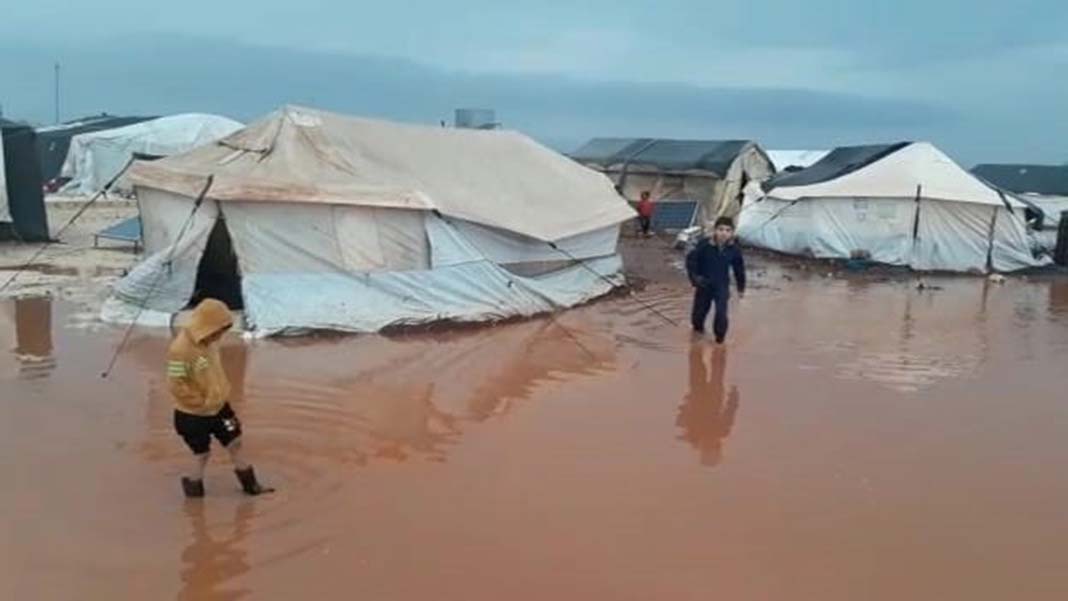 İblib'te sığınmacıların yaşadığı kampları su bastı