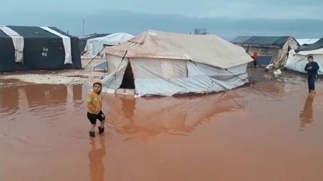 İblib'te sığınmacıların yaşadığı kampları su bastı