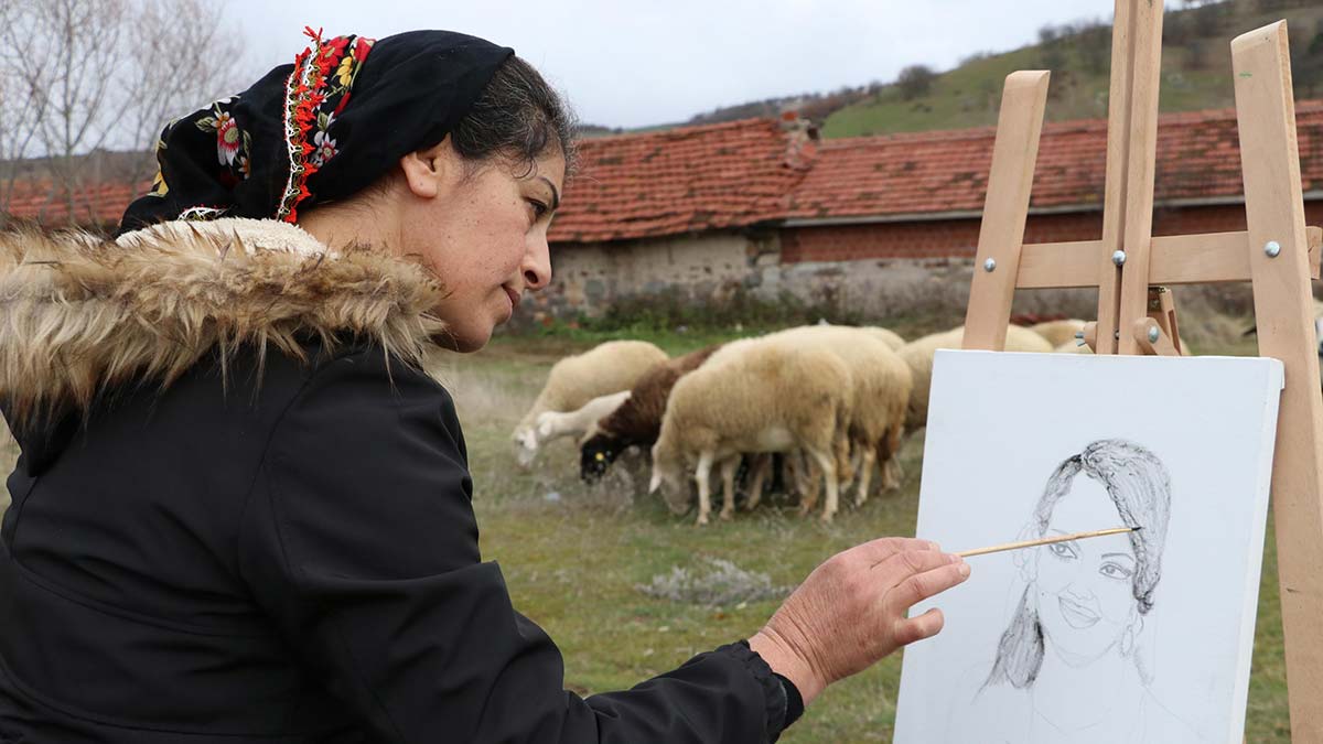 İlk sergisini SMA'lı Emin için açtı