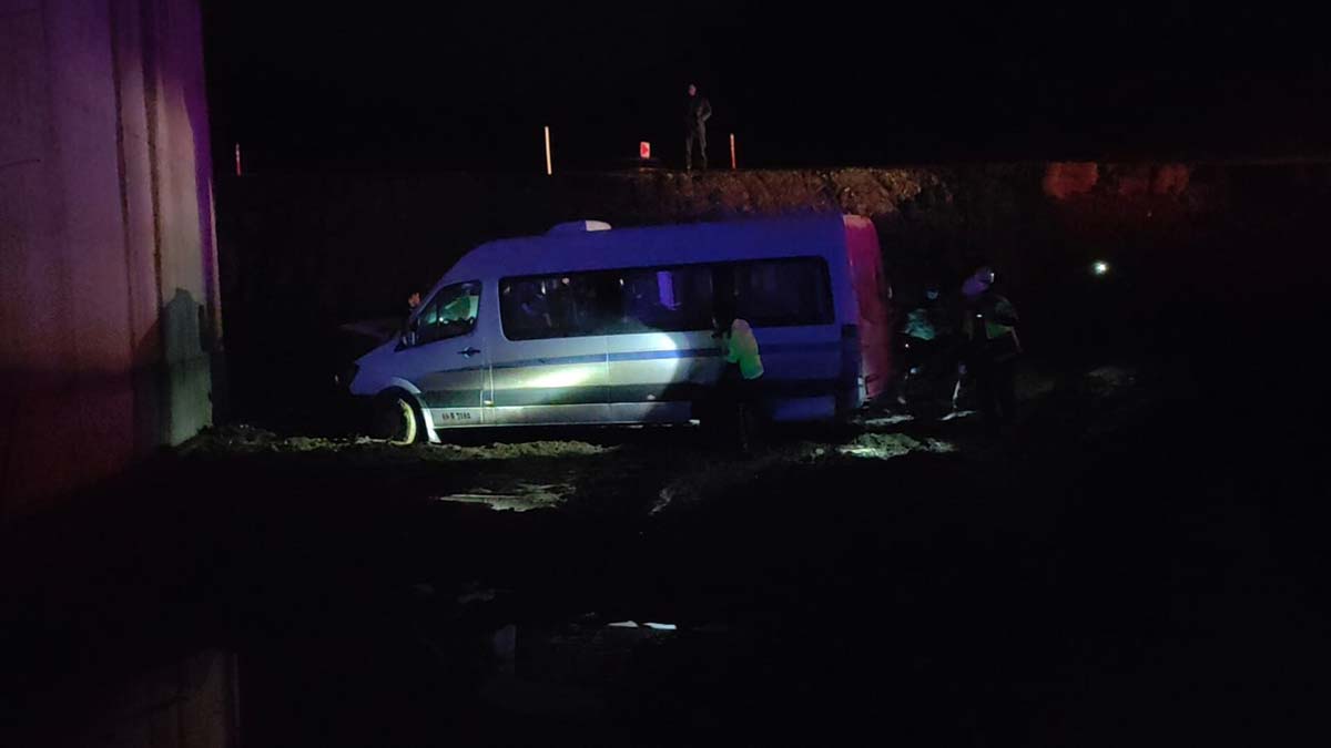 İşçi servisi üst geçit inşaatına düştü: 5 kişi yaralı