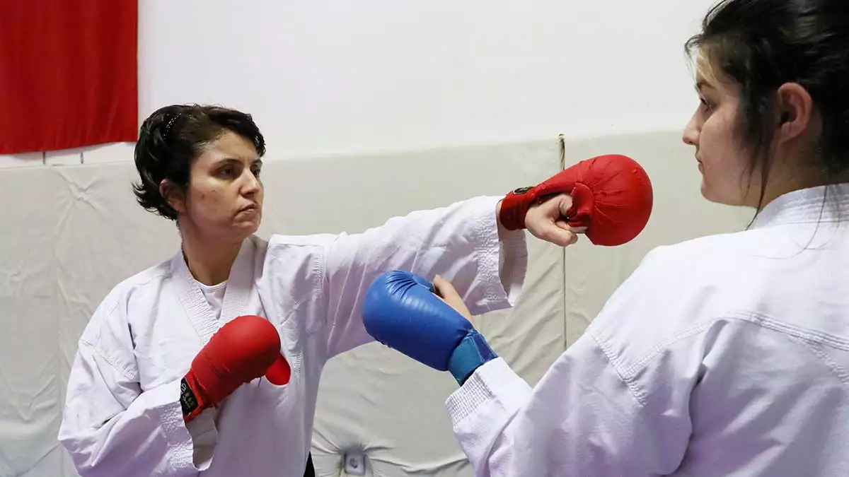 Gamze keresteci, 9 yaşındayken kendisini koruyabilmesi için annesinin yönlendirmesiyle karate sporuna başladı