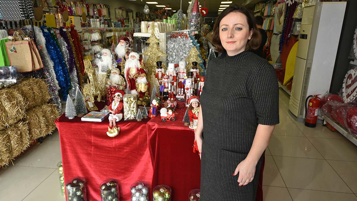 Bu yıl da en çok ilgiyi Noel baba kostümleri, maskeleri, biblo ve yılbaşı ağaçları görüyor.