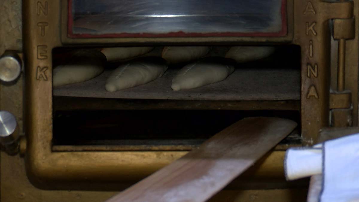 Fırıncılar ekmeğe artan girdi maliyetlerinden dolayı zam yaptıklarını belirtti.