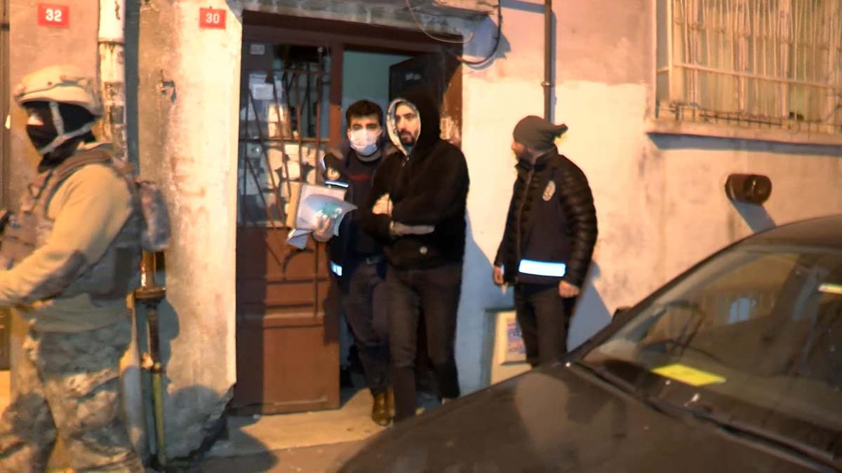 Gözaltına alınanlar sorgulanmak üzere İstanbul Emniyet Müdürlüğüne götürüldü.