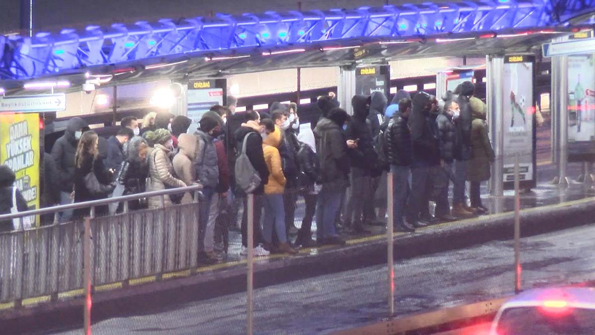 İstanbul'da trafikte ve toplu ulaşımda yoğunluk