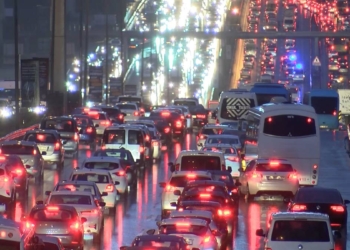 İstanbullular haftaya trafikte yoğunlukla başladı