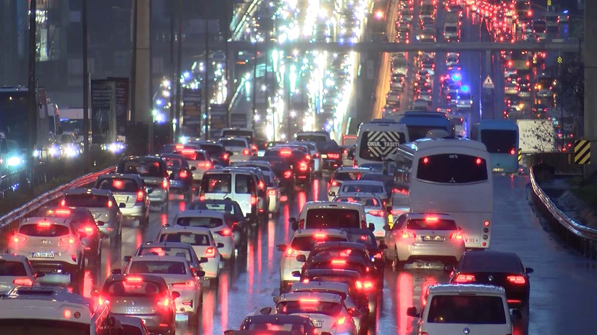 İstanbullular haftaya trafikte yoğunlukla başladı