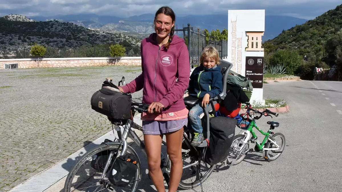 İsviçreli anne ve oğlu bisikletle demre'ye geldi
