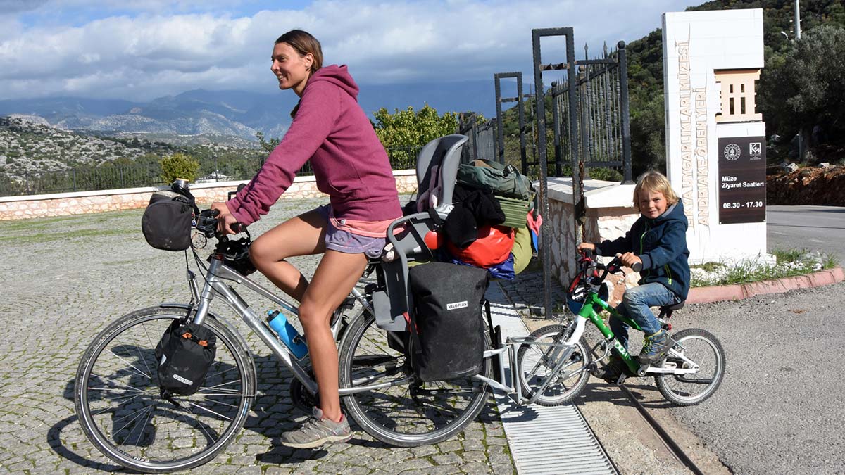 " Geceleri çadırda kalıyoruz. Şu ana kadar 3 bin 500 kilometre yol yaptık. Geçtiğimiz her yerdeki antik kentleri geziyoruz"