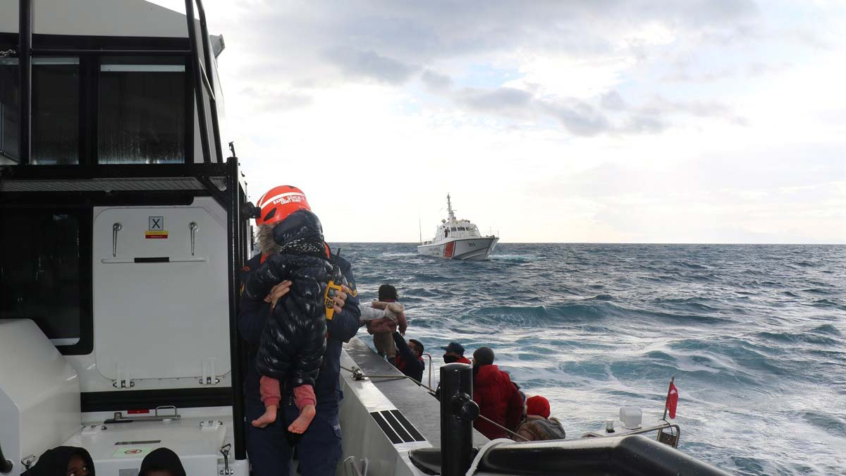 İzmir açıklarında göçmen teknesi battı_2 ölü_