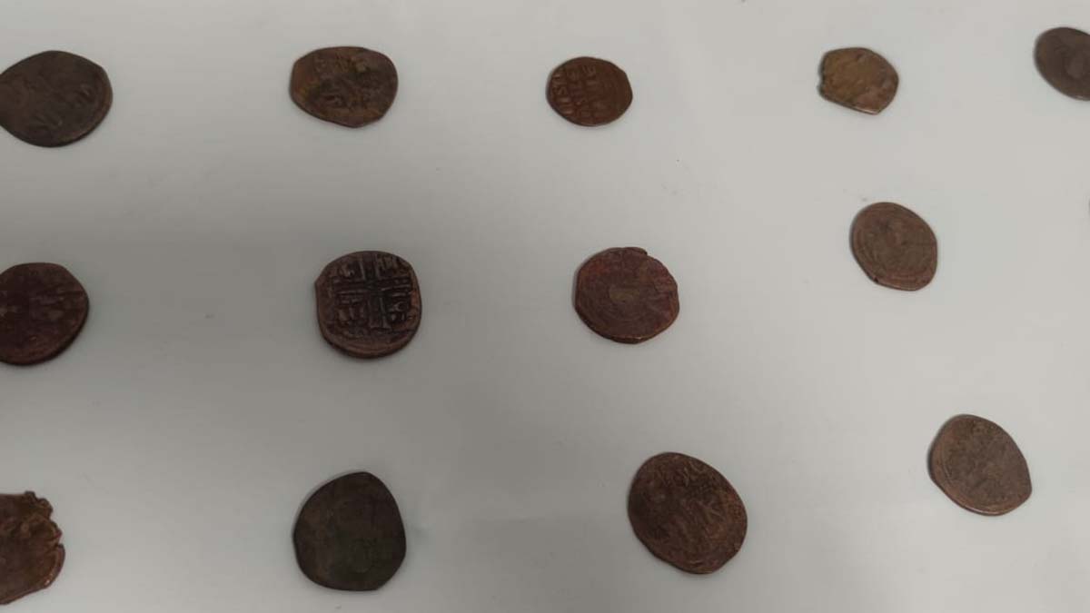 Yapılan inceleme sonucunda sikkelerin Bizans Dönemine ait bronz sikke oldukları tespit edildi