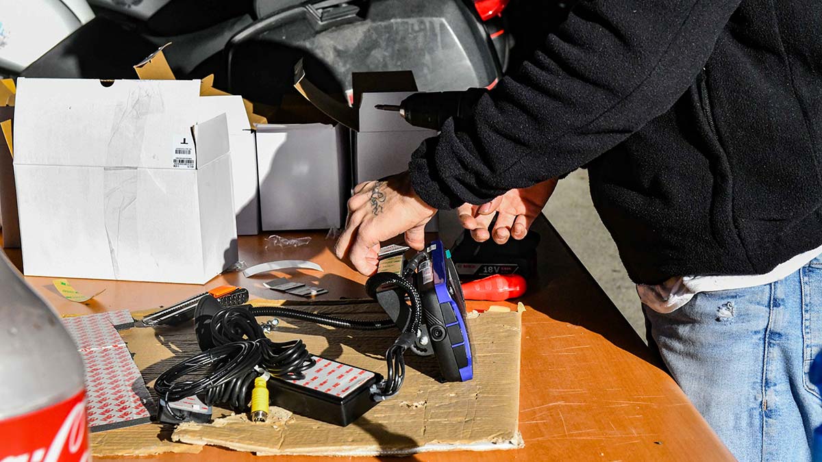 “Akıllı Başkent Taksi Projesi” kapsamında Büyükşehir Belediyesi tarafından taksilere ücretsiz dijital taksimetre, yolcu koltuğuna da informatik ekran montajına başlandı.