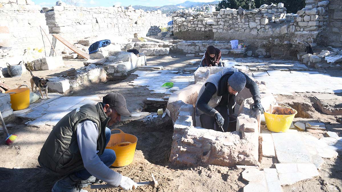 Kadı Kalesi-Anaia Höyüğü'nde vaftizhane bulundu