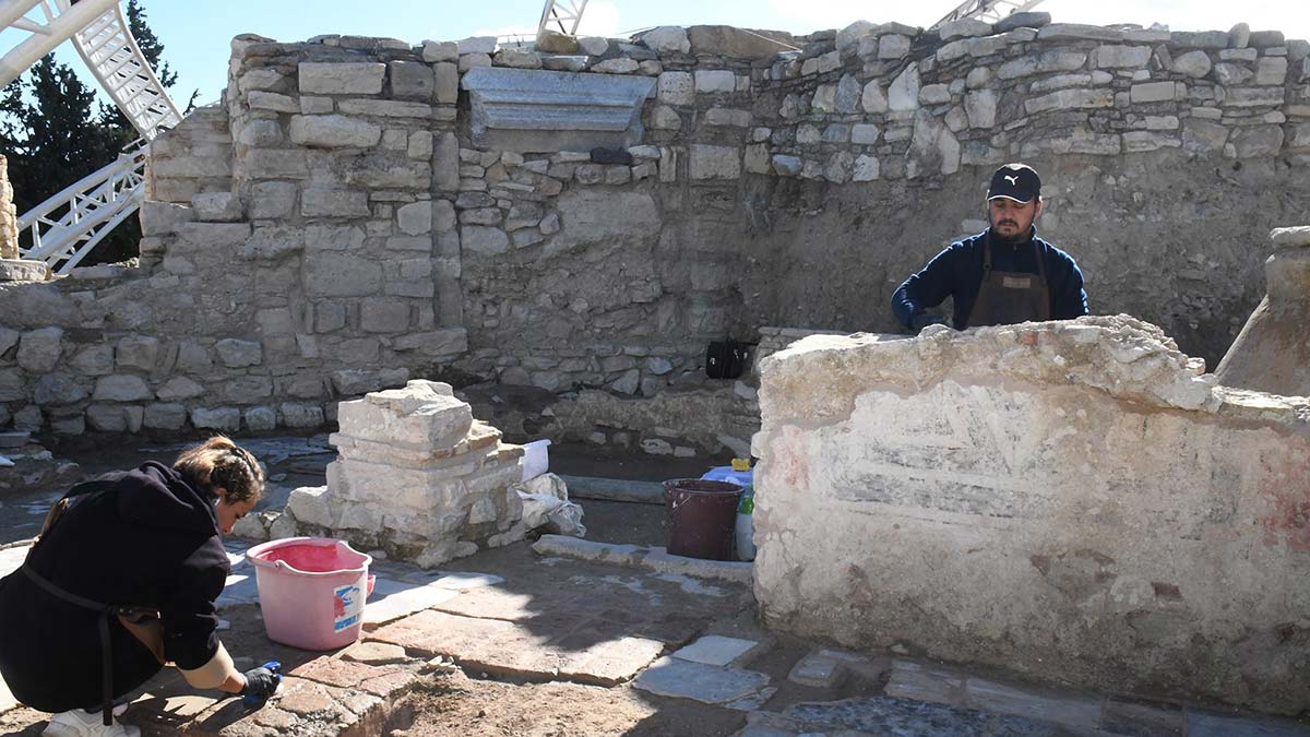 " Vaftizhanenin içerisindeki bir diğer ayrıntı olan pithoslar ise yapının 12'nci yüzyılda tarihlendirildiğini işaret ediyor"