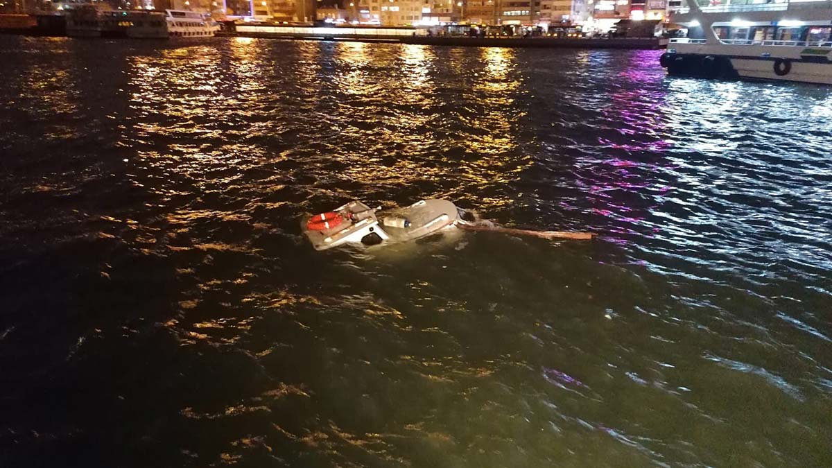 Kadıköy açıklarında batan gemi rıhtıma çekildi