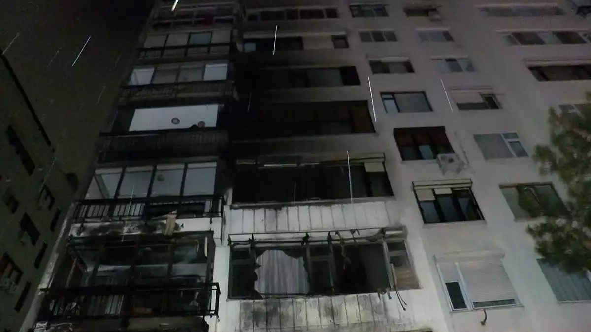 Kadıköy'de yangında çok sayıda kişi dumandan etkilendi