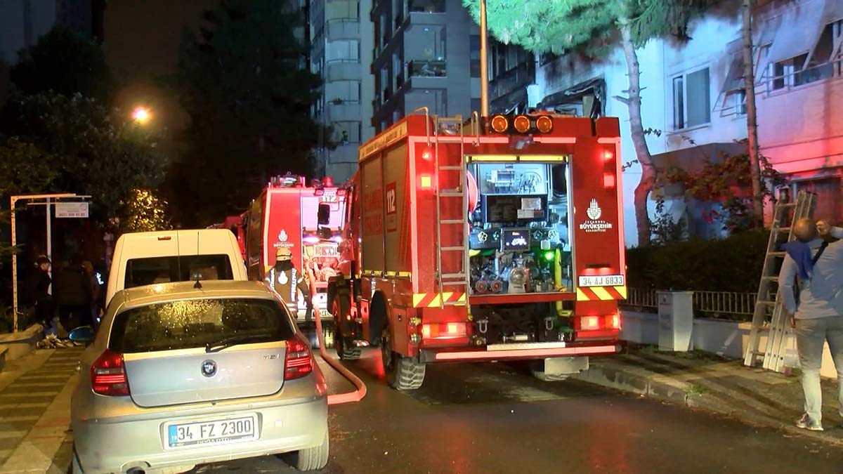 Cep telefonlarına yansıyan görüntülerde, bir kişinin yangın tüpü ile dışarıdan müdahale etmeye çalıştığı ancak yangının büyümesi nedeniyle başarısız olduğu görüldü.