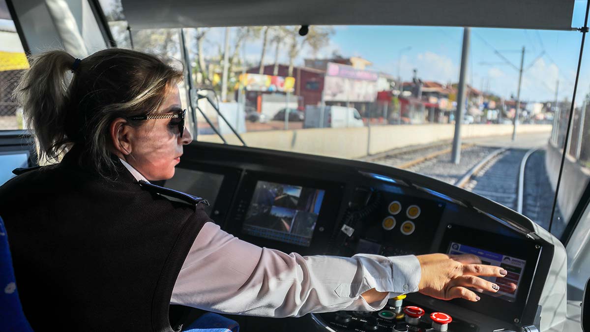 " Yayalar kadar kara yolu ile birleştiğimiz noktalarda kimi zaman ışık ihlali yapan araçlar da bizleri zor durumda bırakabiliyor"