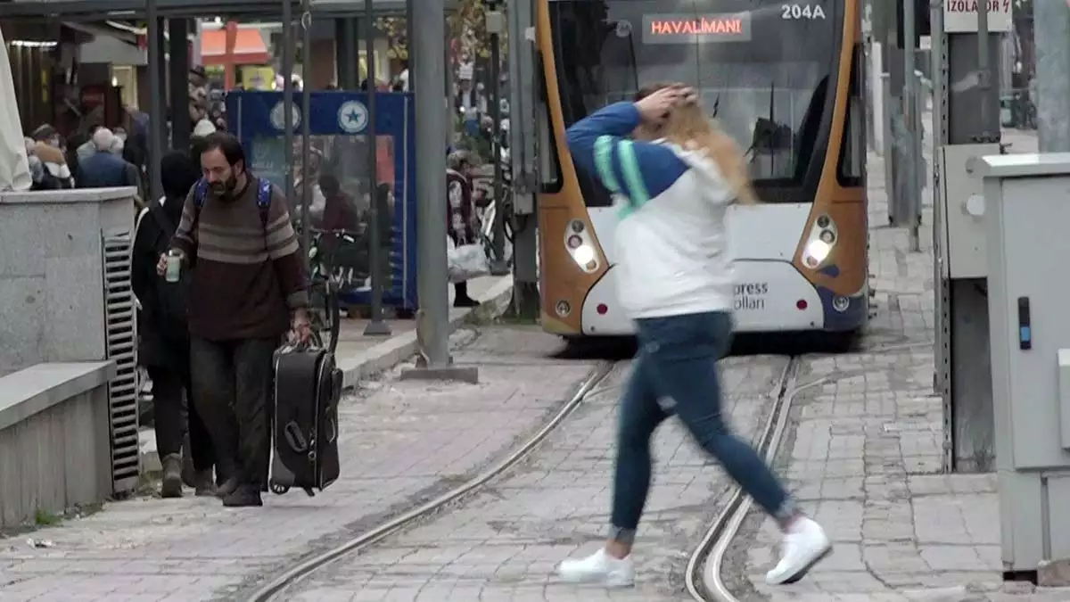 " hem kendilerini hem tramvaydaki yolcuları tehlikeye atıyorlar"