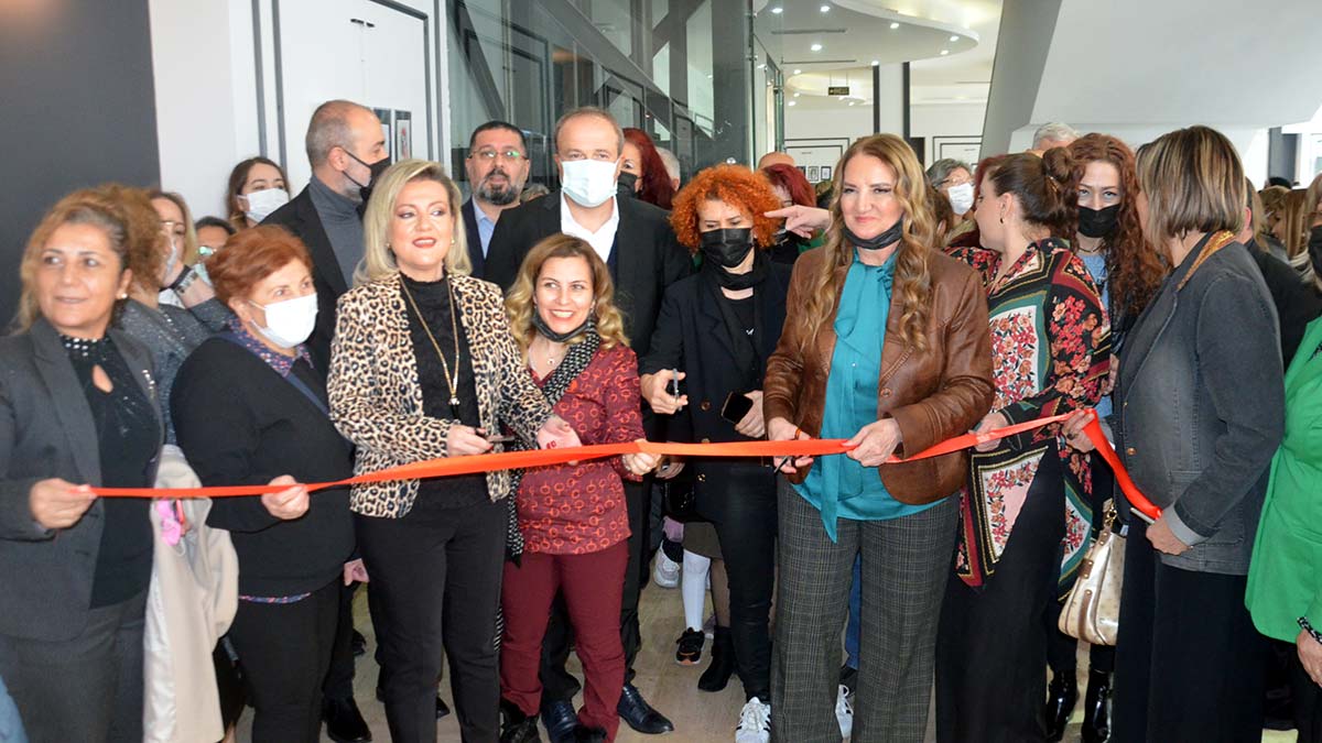 10 yılda öldürülen 3 bin 600 kadının çizildiği resimlerin sergilendiği, kadın konulu kitapların yazarlarının katıldığı etkinlik ilgi gördü