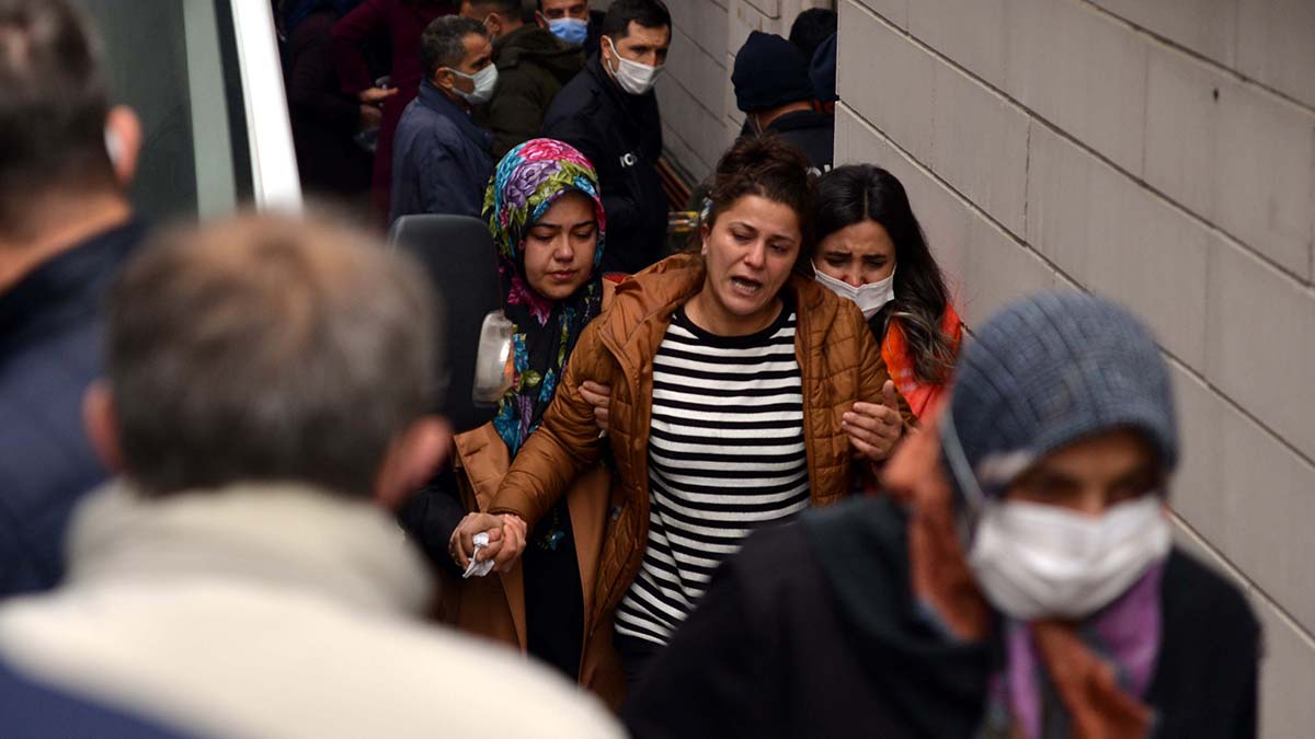 Ağlayanları, diğer yakınları teselli etmeye çalıştı