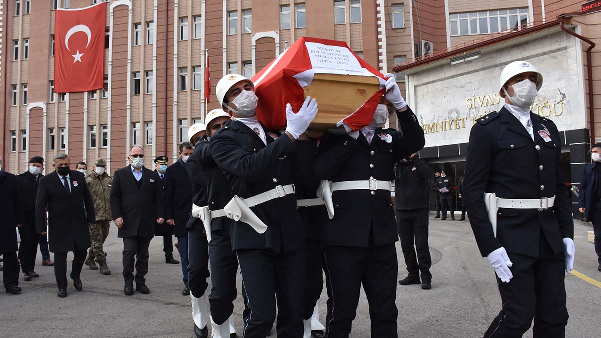 Kalp krizi geçiren polis memuru hayatını kaybetti