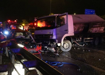 Kamyon 4 otomobile çarptı: 1 ölü 4 yaralı