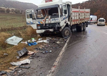 Kamyonla çarpışan çekicinin sürücüsü yaşamını yitirdi