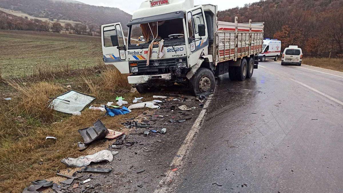 Kamyonla çarpışan çekicinin sürücüsü yaşamını yitirdi