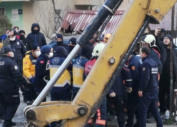 Kanalizasyon çalışmasında işçi göçük altında kaldı