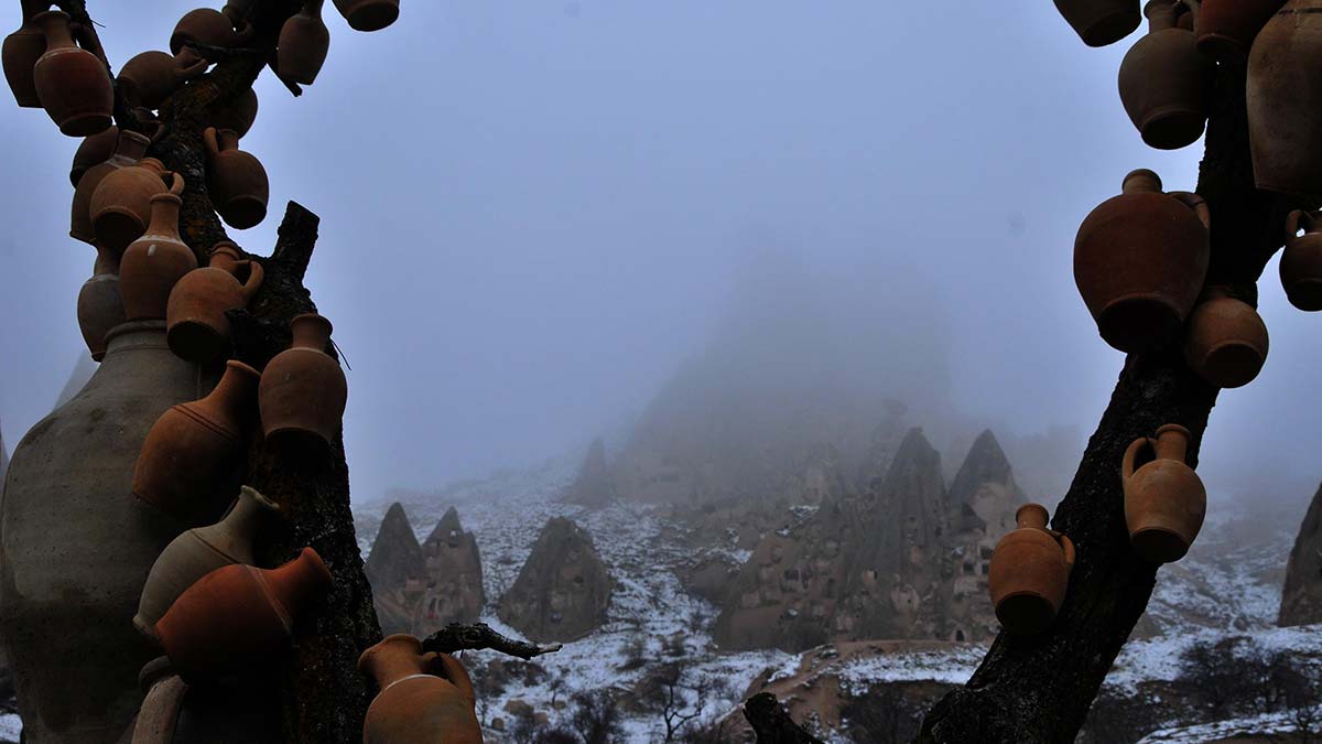 Kapadokya'da peribacaları yoğun sis altında