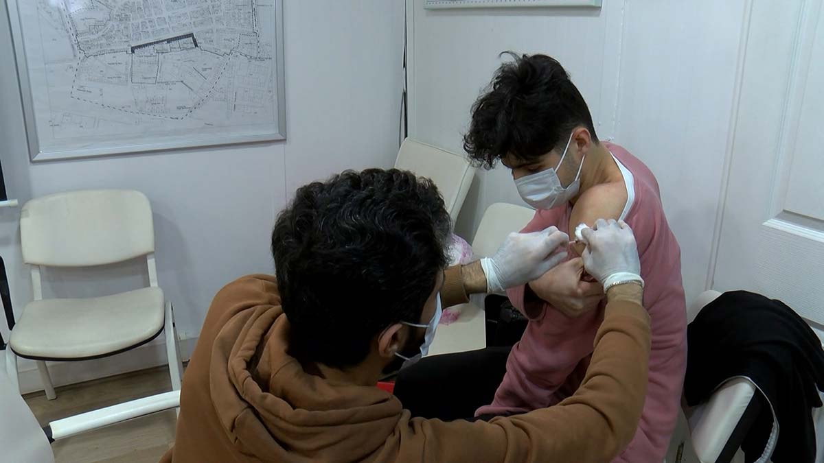 " Üçüncü dozumu Biontech oldum. İşyerimize yakın olması avantaj sağladı bize, teşekkür ederiz"