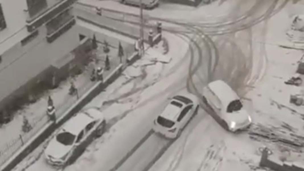 Kar yağışı nedeniyle çıkan kazalar kamerada