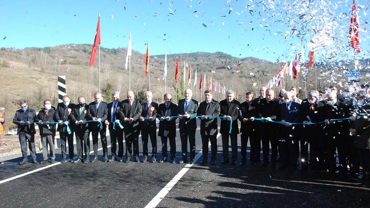 " Afetin ilk gününden itibaren Sinop ve Kastamonu'da olduğu gibi Bartın'da da afetten etkilenen yollara ekiplerimizi sevk ettik"