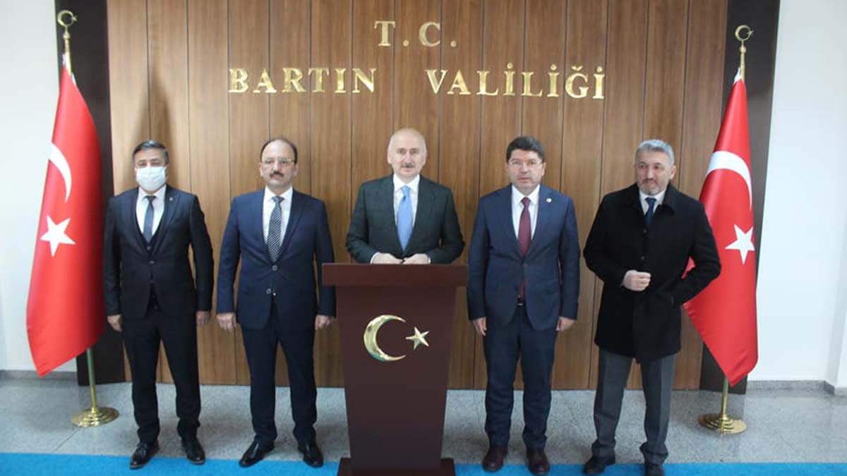 " Yavuz Sultan Selim Köprüsü, Avrasya Tüneli, Kuzey Marmara Otoyolu ve Çanakkale Köprüsü; bunlar bütün dünyanın yakından takip ettiği ve gıpta ile baktığı projelerdir"