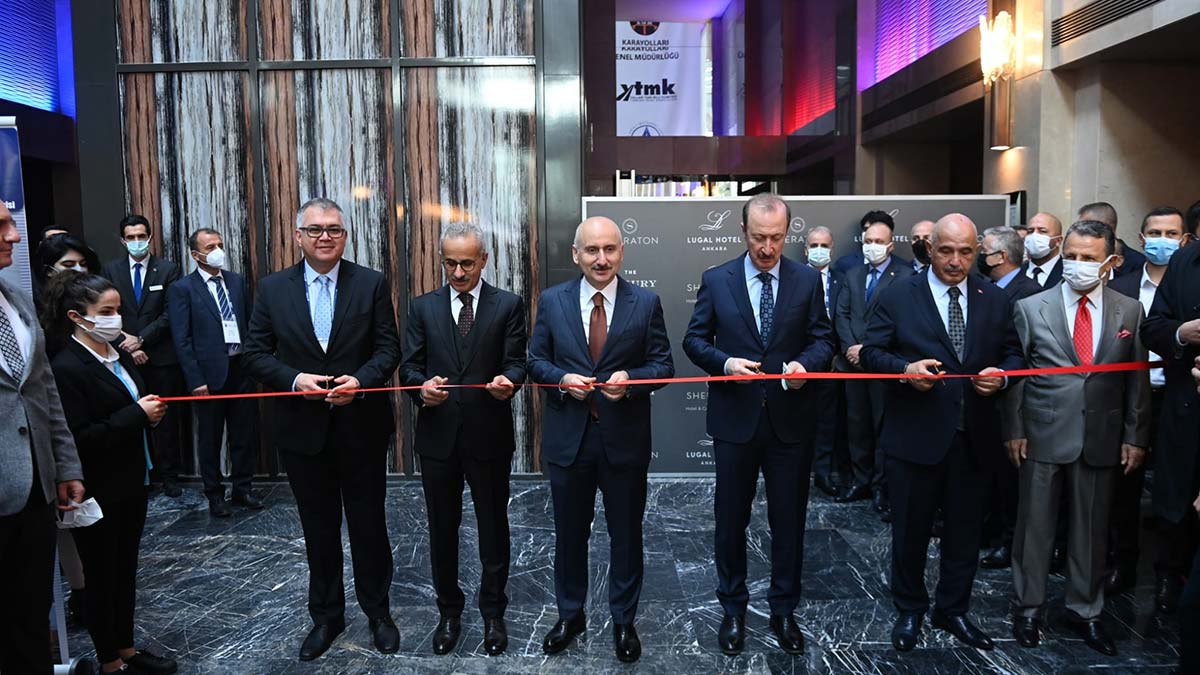 " Yaklaşık 5 bin 100 personel ve 740 adet iş makinesi ile gece gündüz çalışarak, projemizin 18 Mart 2022'den önce hizmete girmesi için yapım çalışmalarını başarıyla sürdürüyoruz"