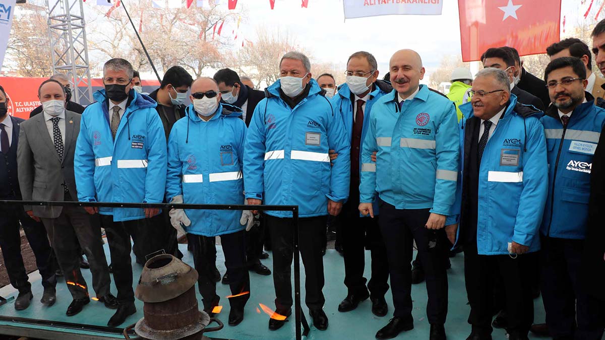 " Sözleşmeye göre gelecek yıl ekim ayında bitmesi gereken hattımızı en geç yaz sonunda hizmete açmayı planlıyoruz."