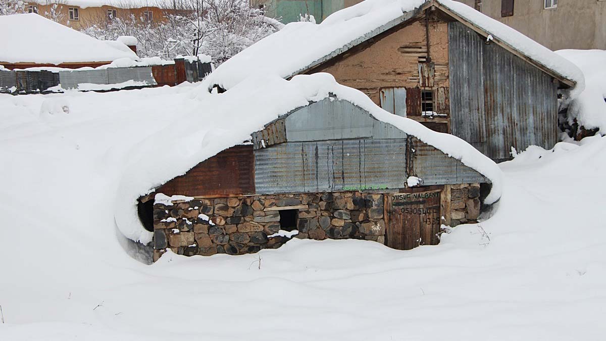 Karlıova ilçesinde kar kalınlığı 1 metreye ulaştı