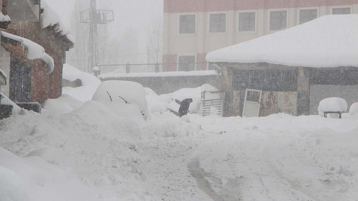 Karlıova ilçesinde kar kalınlığı 1 metreye ulaştı