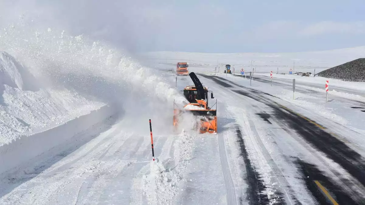 Kars'ta kar yağışı sonrası ekipler çalışıyor