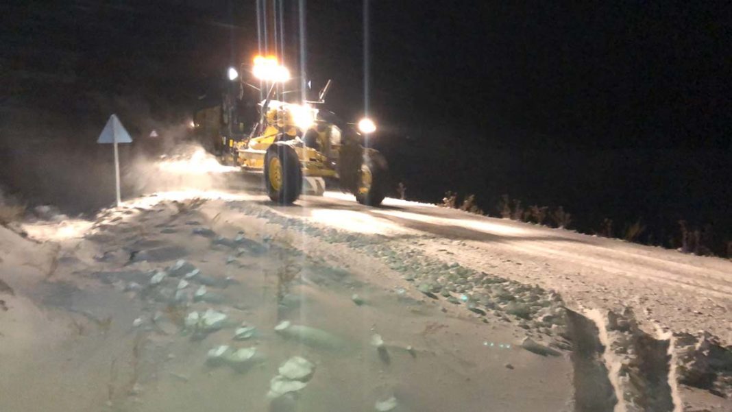 Kars'ta kar yağışında ulaşıma kapanan yollar açılıyor Kars'ta kar yağışında ulaşıma kapanan yollar açılıyor