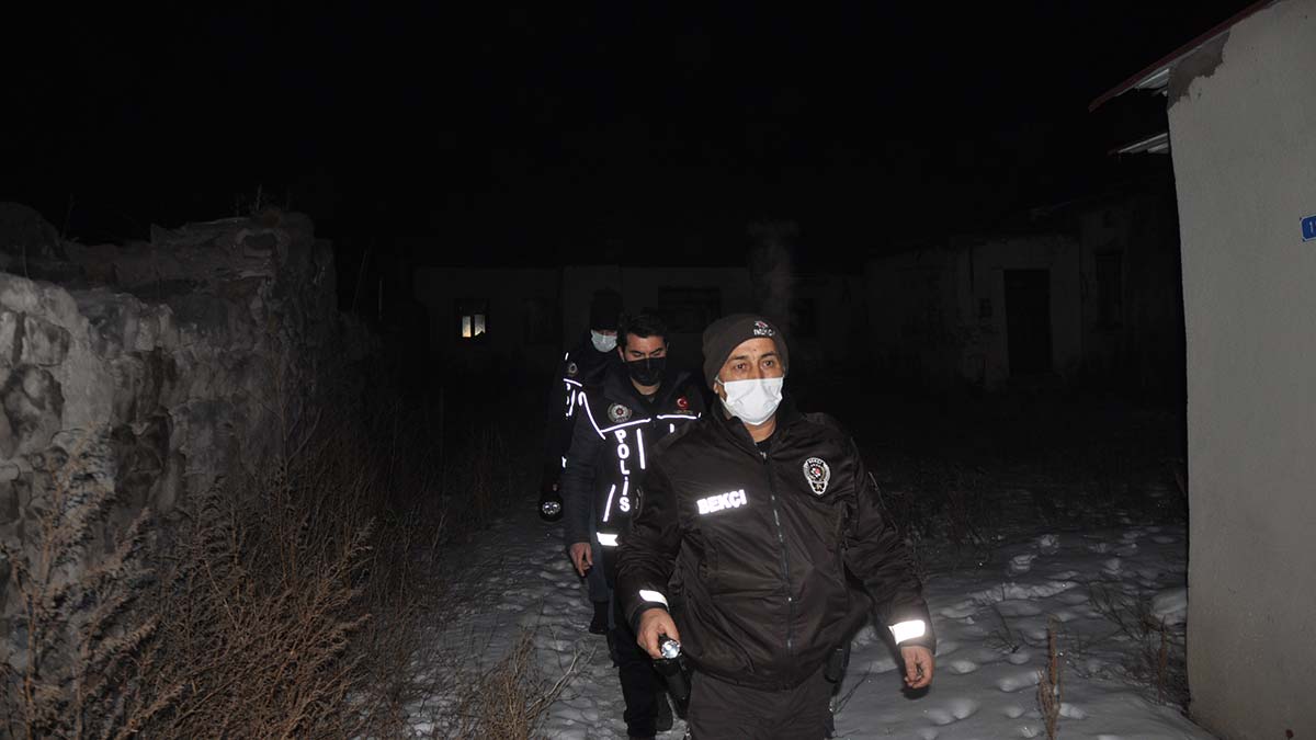 Kars'ta polis ekiplerinden yılbaşı öncesi denetim