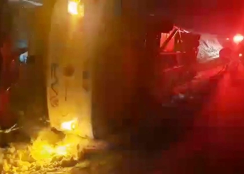 Kars'ta yolcu otobüsü devrildi: 3 ölü, 10 yaralı