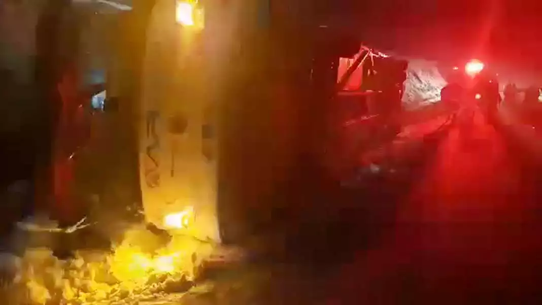 Kars'ta yolcu otobüsü devrildi: 3 ölü, 10 yaralı