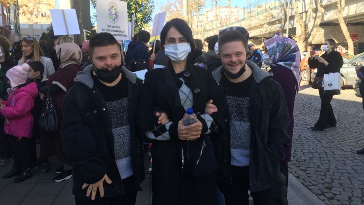 Engelli vatandaşların şarkılar söyleyip folklor oyunları oynadığı programda ise coşku dolu anlar yaşandı