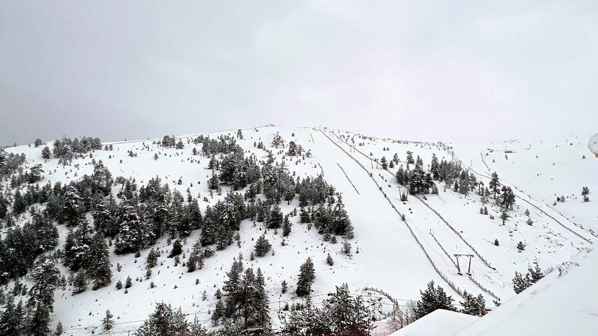 Kartalkaya'da kar yağışında kar kalınlığı 35 cm
